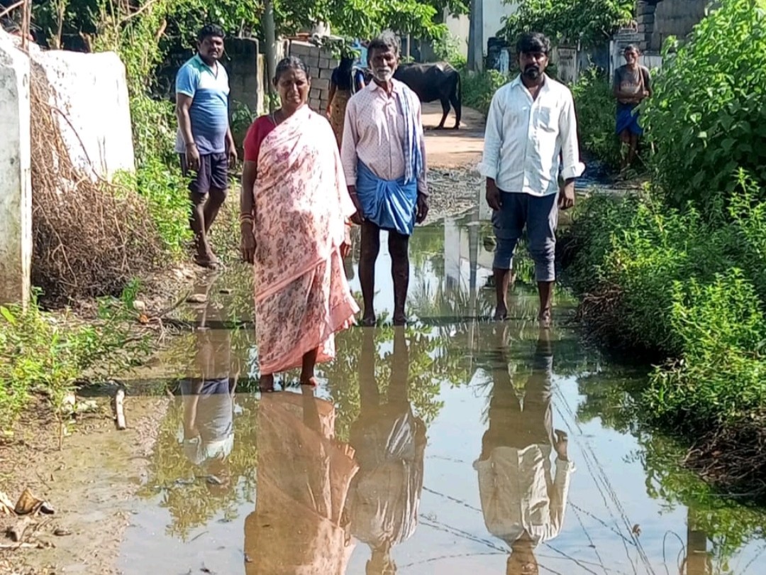రహదారిపై నిలిచిన నీరు స్థానికుల ఇబ్బందులు