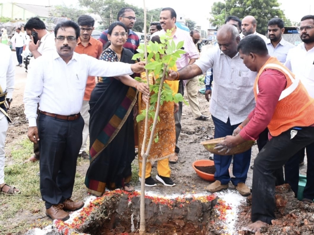 ‘6 వేల మొక్కలతో ‘గ్రీన్ సిటీ’ నిర్మాణానికి పునాది’