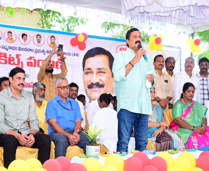 సైన్స్ కిట్లను అంద‌జేసిన ఎమ్మెల్యే