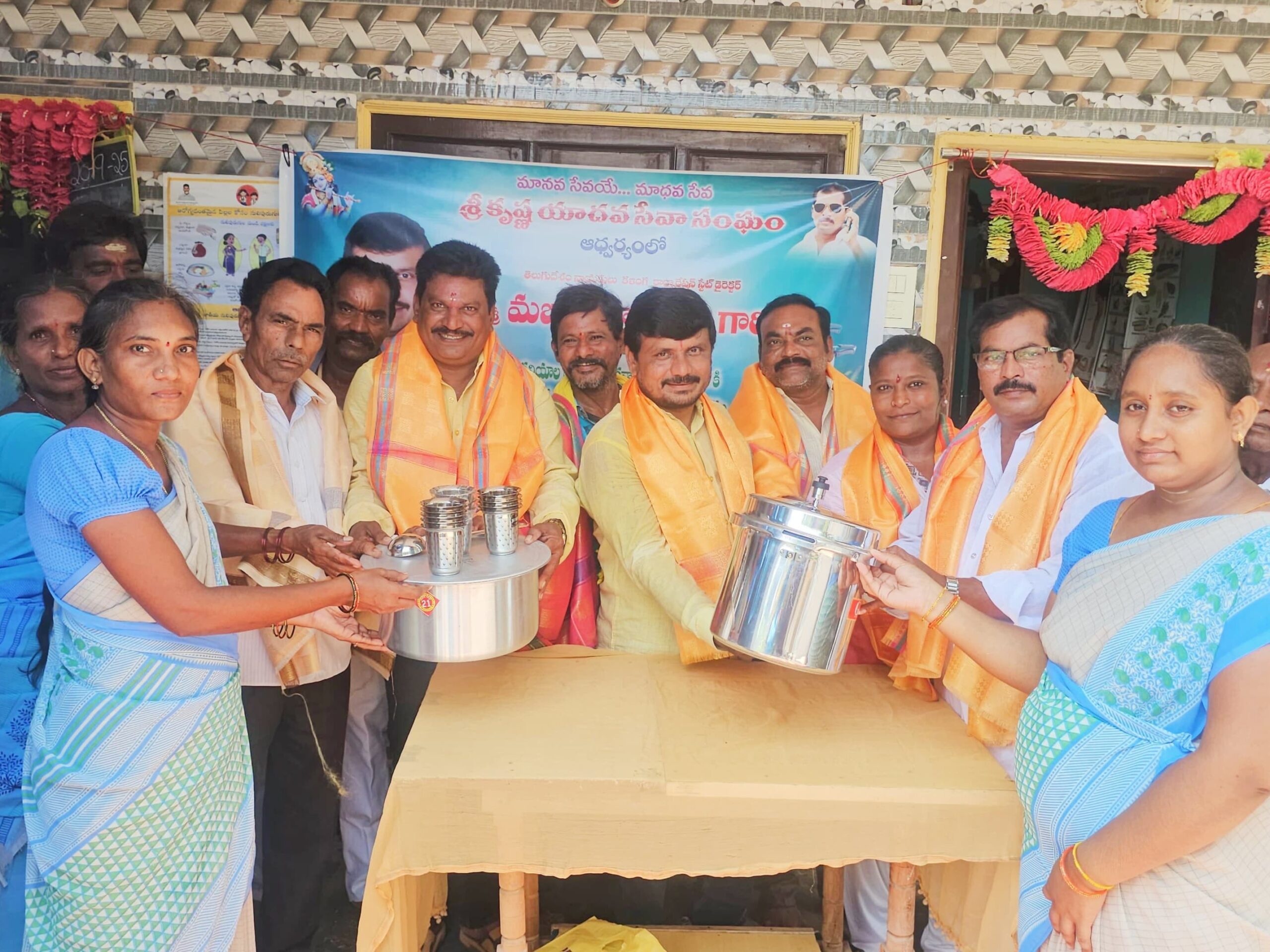 అంగన్వాడీ కేంద్రానికి వంట సామాగ్రి వితరణ