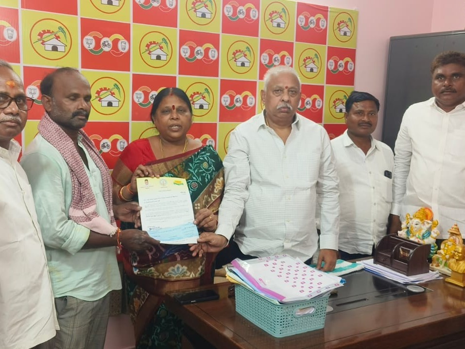 బాధితునికి CMRF చెక్కు అందజేత