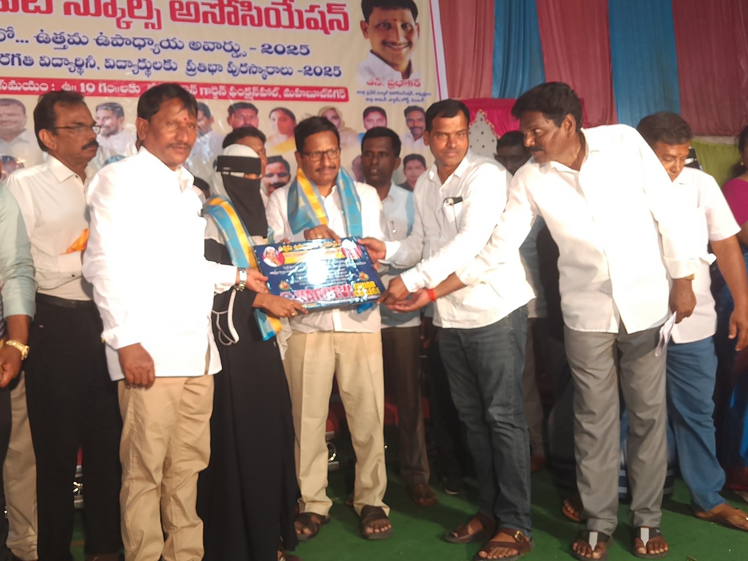 విద్యార్థులను ఉత్తమ పౌరులుగా తీర్చిదిద్దాలి: ఎమ్మెల్యే