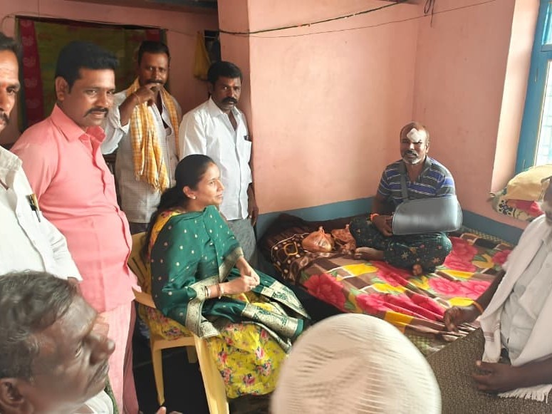 వైసీపీ నేతను పరామర్శించిన జిల్లా ఉపాధ్యక్షురాలు