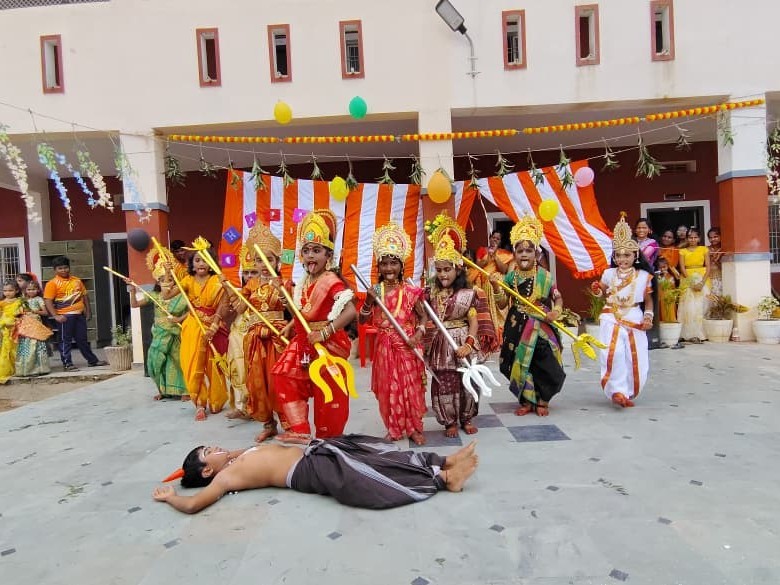 పాఠశాలలో ముందస్తు దసరా వేడుకలు