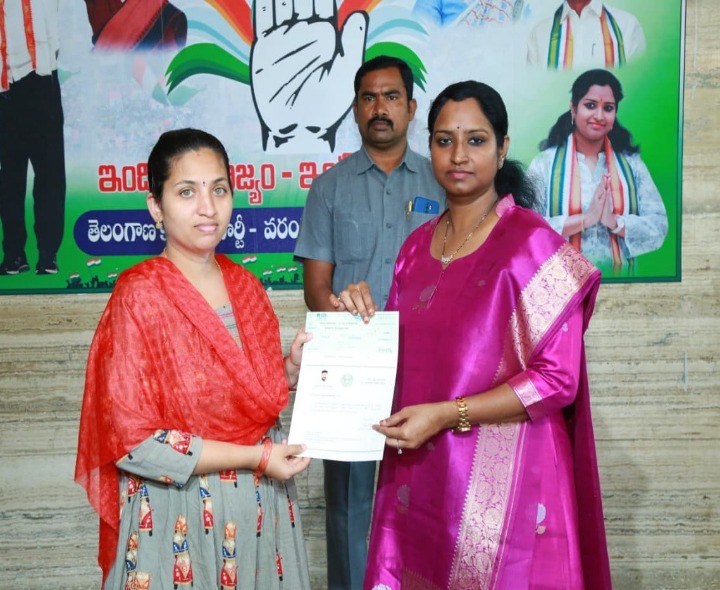 చెక్కులు పంపిణీ చేసిన ఎంపీ కావ్య