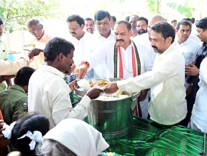 నిత్యాన్నదానాన్ని ప్రారంభించిన టీపీసీసీ చీఫ్‌