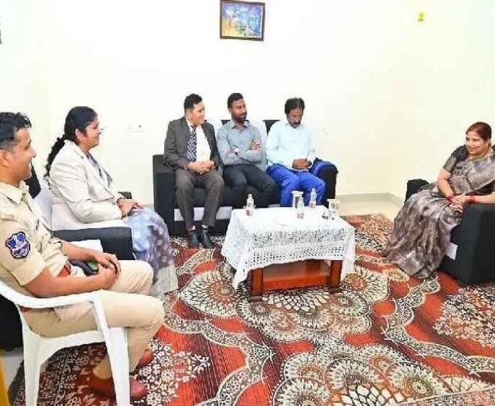 హైకోర్టు న్యాయమూర్తిని కలిసిన కలెక్టర్