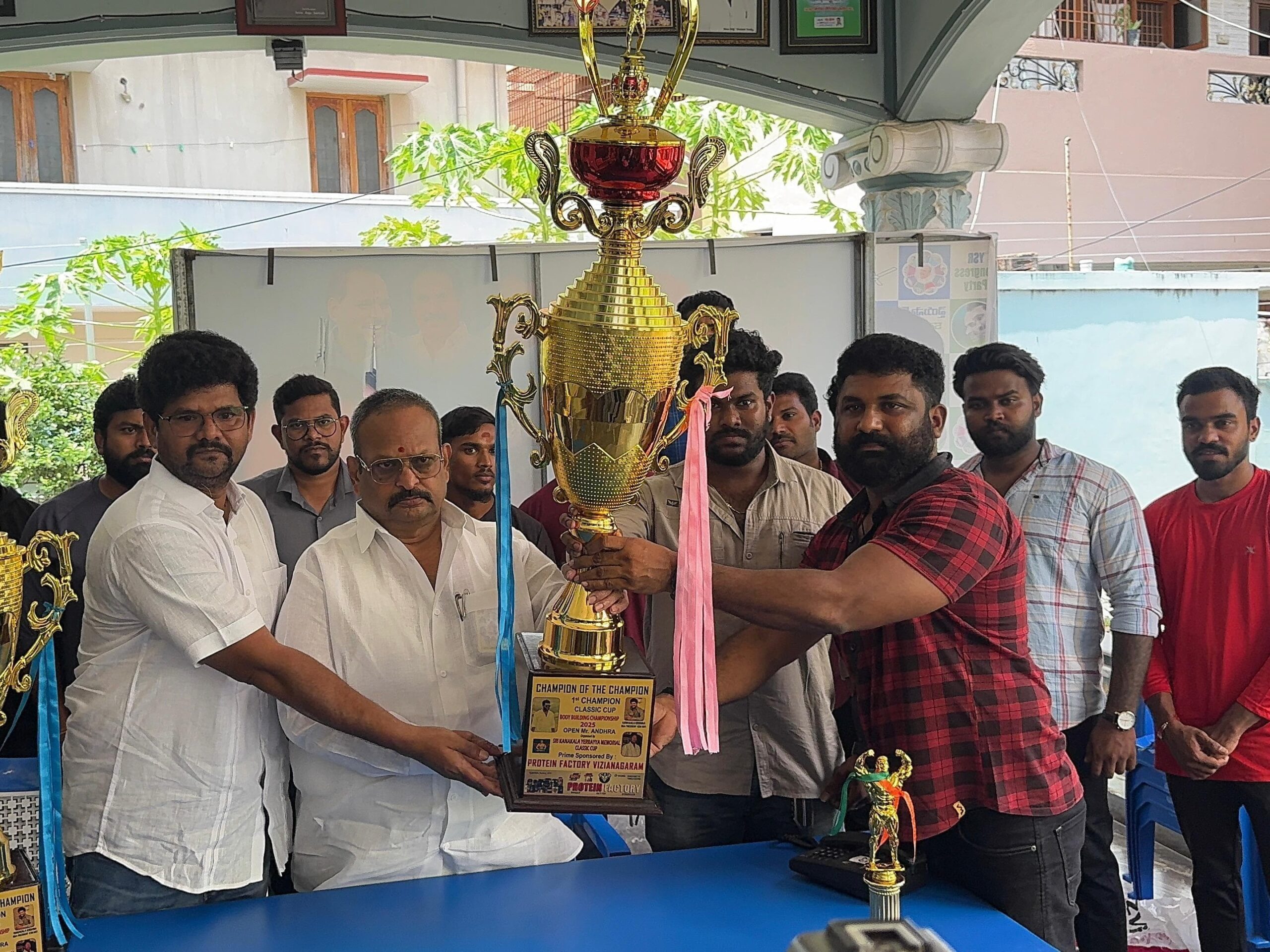 ట్రోఫీని ఆవిష్కరించిన మాజీ డిప్యూటీ స్పీకర్