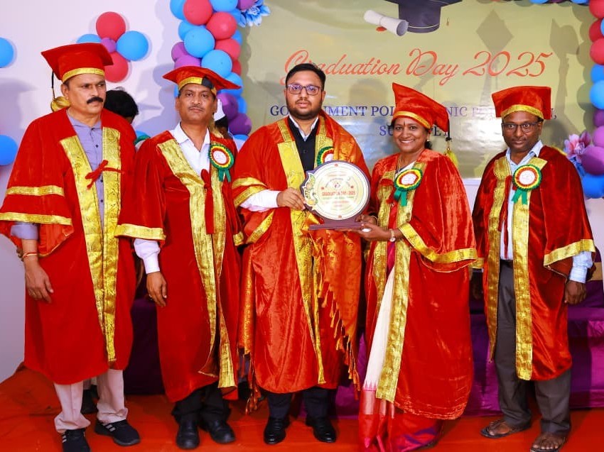 ‘పట్టుదలతో చదివి ఉన్నత ఆశయాలను సాధించాలి’