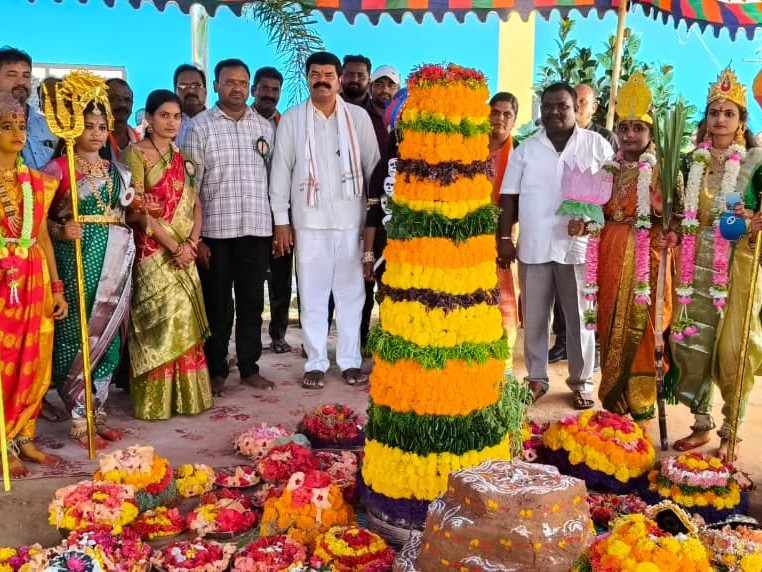 బతుకమ్మ దీవెనే పూల పండగ: ఎమ్మెల్యే