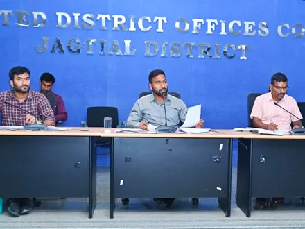 అంగన్వాడీ, పంచాయతీ భవనాల నిర్మాణంపై కలెక్టర్ సమీక్ష