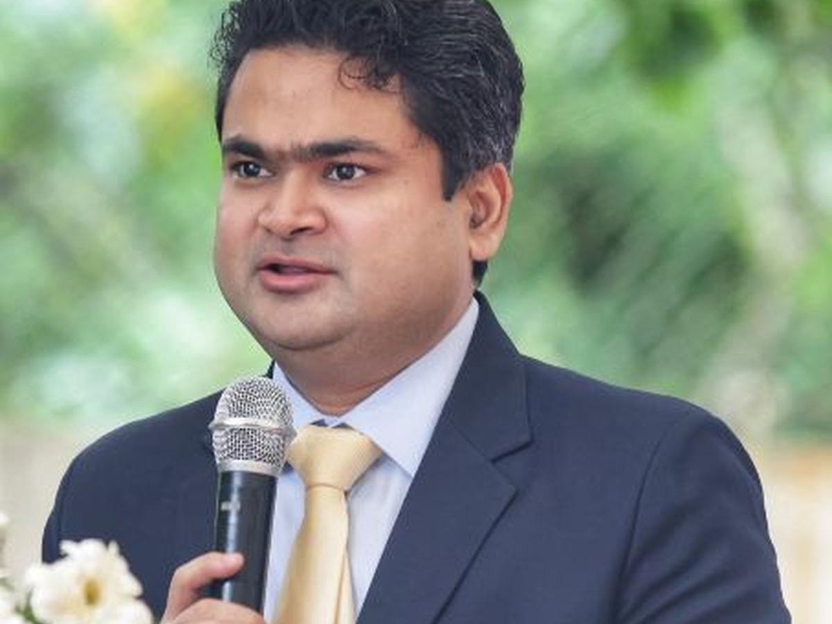 పాతబస్తీ పనుల్లో మరింత వేగం పెంచండి: MD
