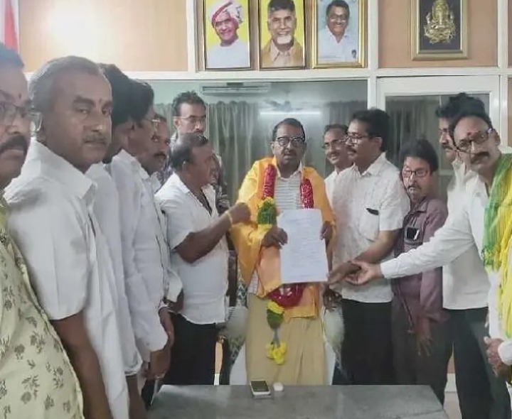 ఎమ్మెల్యేకు వినతి అందజేసిన అఖిపక్షం నేతలు
