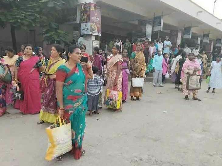 కిక్కిరిసిన హుజురాబాద్ బస్టాండ్