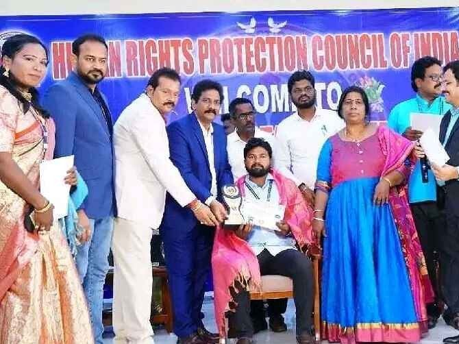 వెల్దుర్తి సర్పంచు రెండోసారి ఉత్తమ అవార్డు
