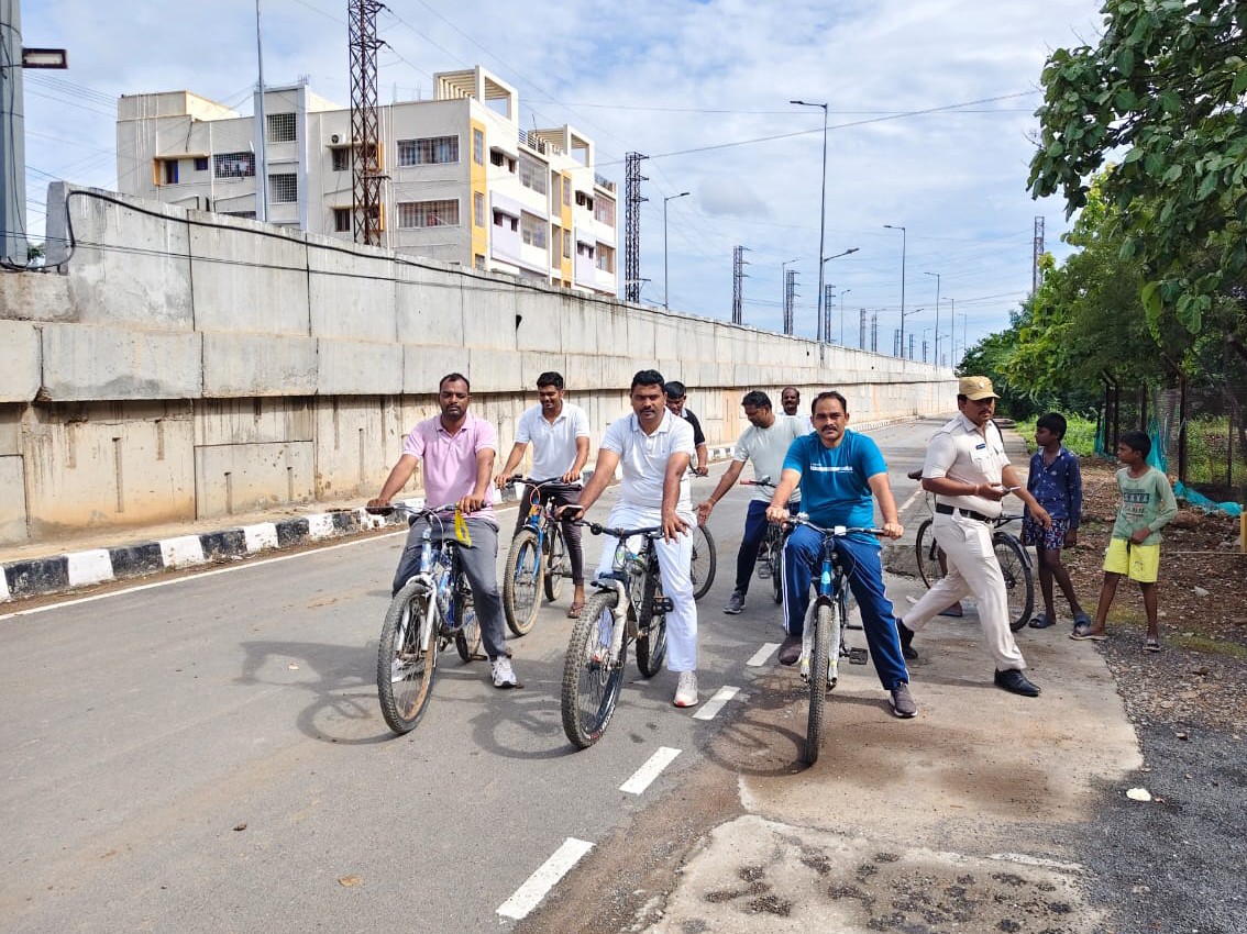 రహదారులు అక్రమిస్తే చర్యలు తప్పవు: కంభం సీఐ