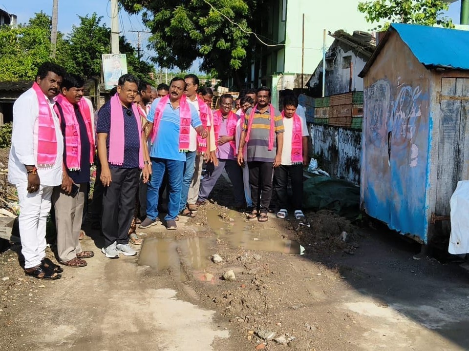 అభివృద్ధి పేరుతో మధిర పట్టణ రోడ్లు విద్వంసం