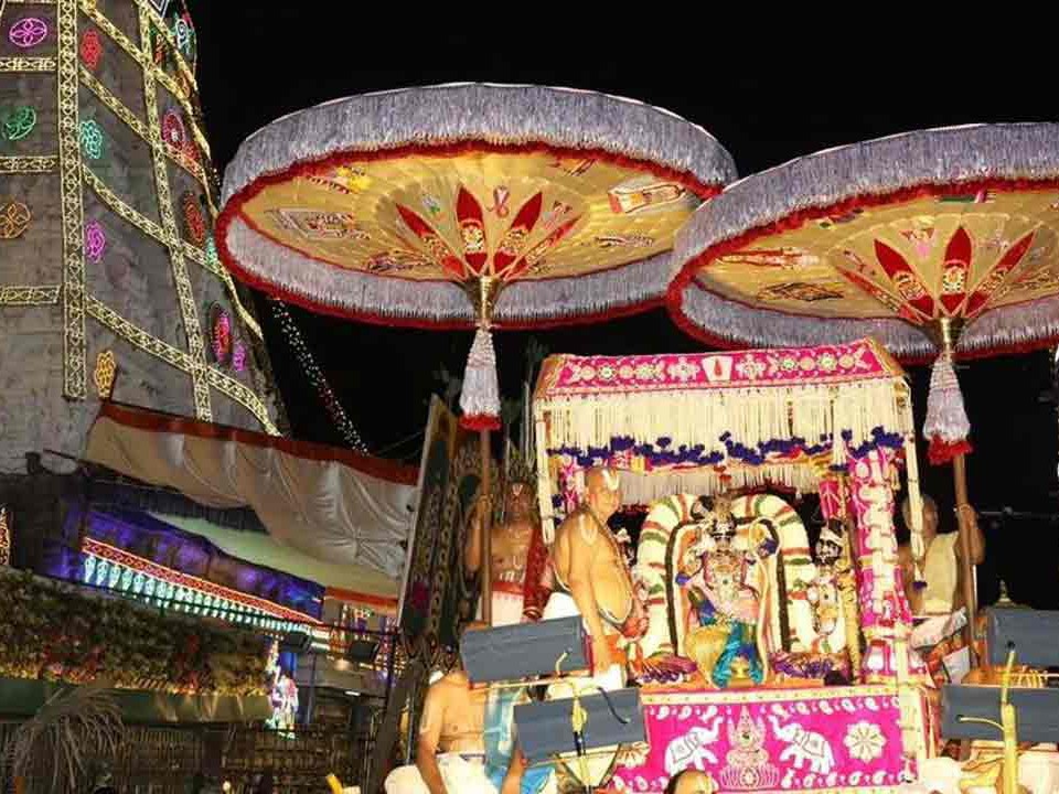 గొడుగుల ఊరేగింపులో కానుకలు ఇవ్వకండి: TTD