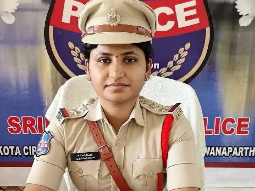 పోలీసులకు సమాచారం అందించాలి: SI