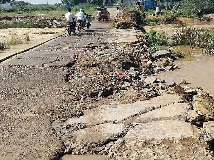 ప్రమాదకరంగా మారిన కమలాపురం  లెవెల్ బ్రిడ్జి