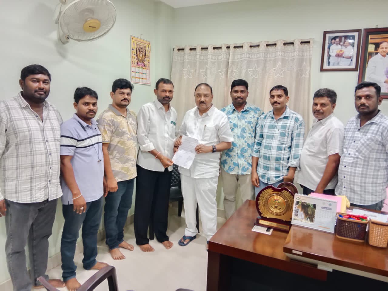 శాసనమండలి డిప్యూటీ ఛైర్మన్‌ను కలిసిన గౌడ సంఘం
