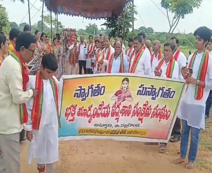 కనకదుర్గ అమ్మవారికి పద్మశాలీల తొలి చీర సమర్పణ