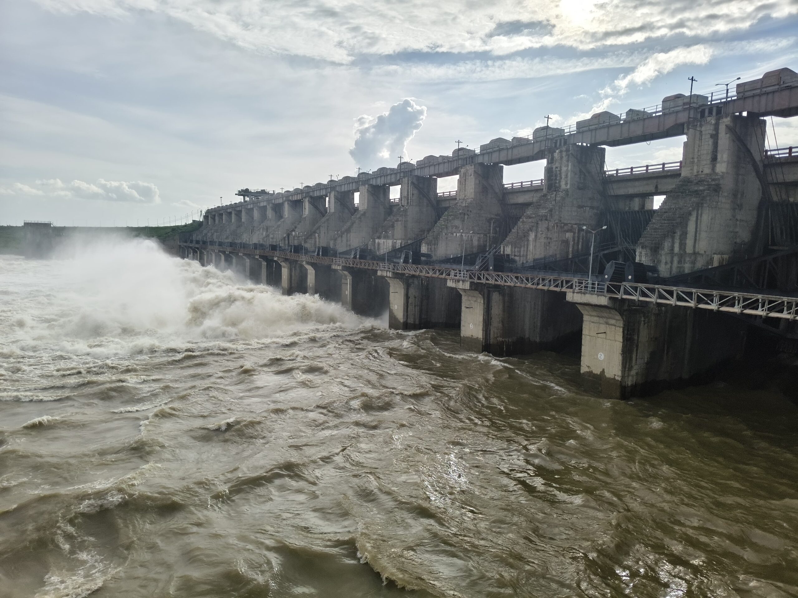 సింగూర్ డ్యామ్ 7 గేట్లల నుంచి నీరు విడుదల