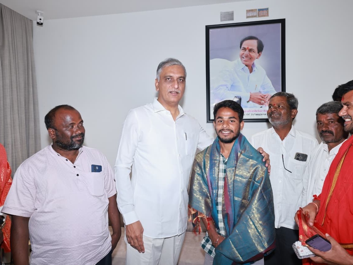 విద్యార్థికి మాజీ మంత్రి అభినందన