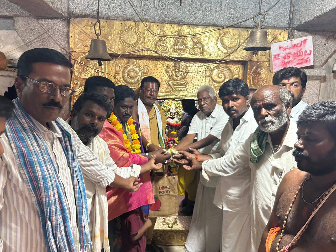 ఆలయానికి కర్ణాటక వాసుల భారీ విరాళం