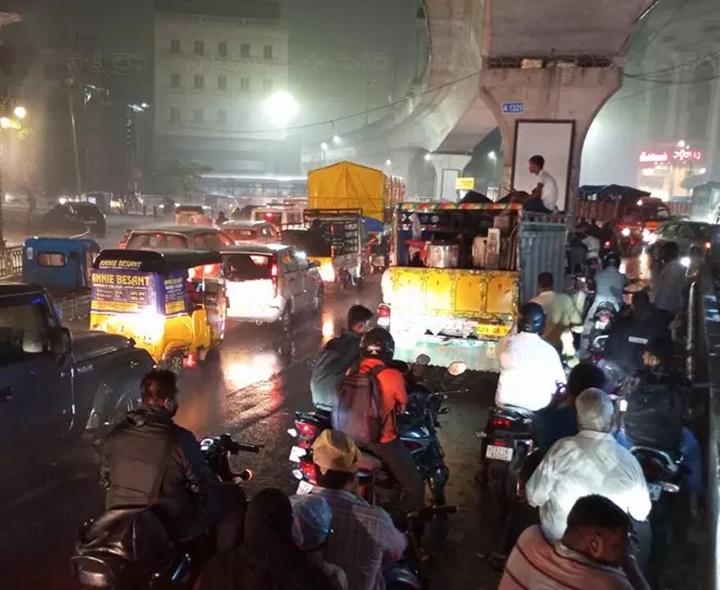 హైదరాబాద్‌లో వర్షం.. ట్రాఫిక్ జామ్