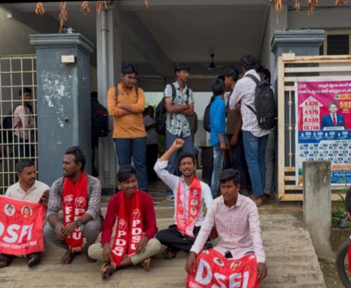పాఠశాల ముందు విద్యార్థి నాయకుల ధర్నా