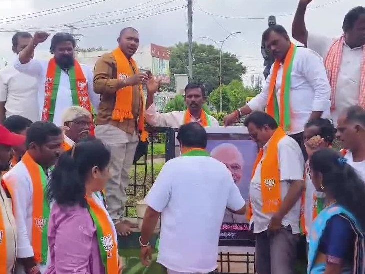 ఎమ్మిగనూరులో ప్రధాని చిత్రపటానికి పాలభిషేకం
