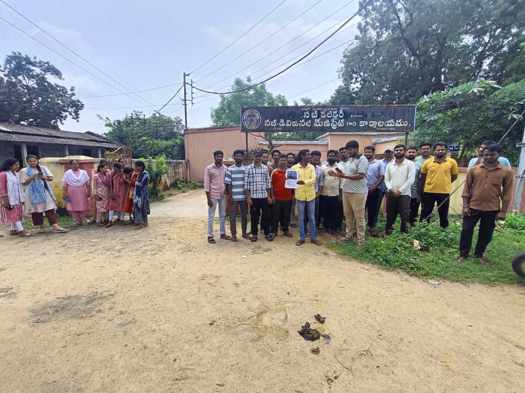 గ్రంథాలయం పనివేళలు కుదించవద్దని ధర్నా