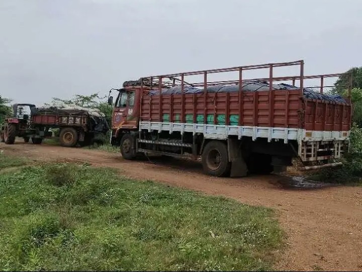 కోళ్ల వ్యర్థాల లారీ పట్టివేత