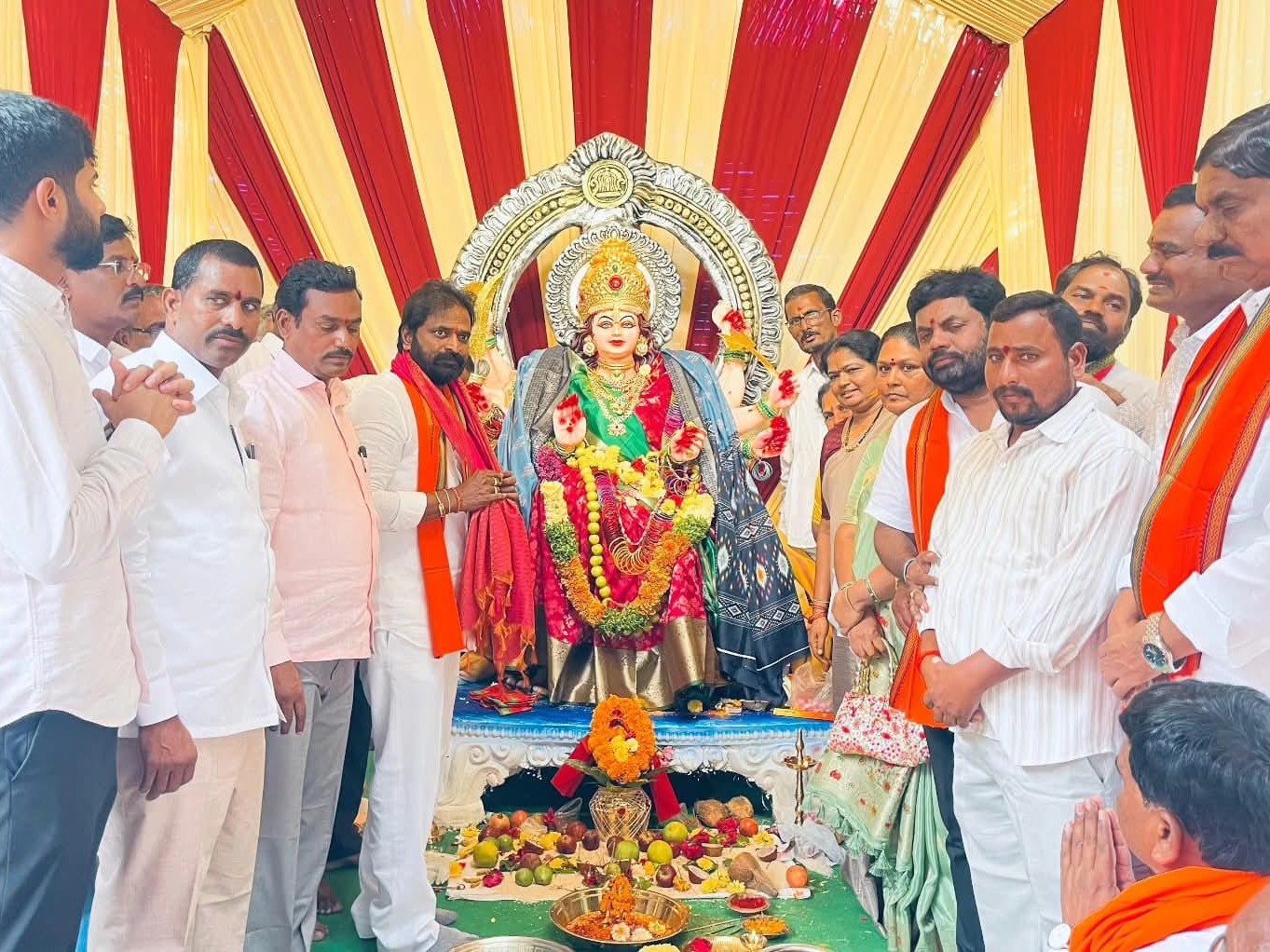 దుర్గామాత ఆశీస్సులు ప్రజలపై ఎల్లవేళలా ఉండాలి: మాజీ మంత్రి