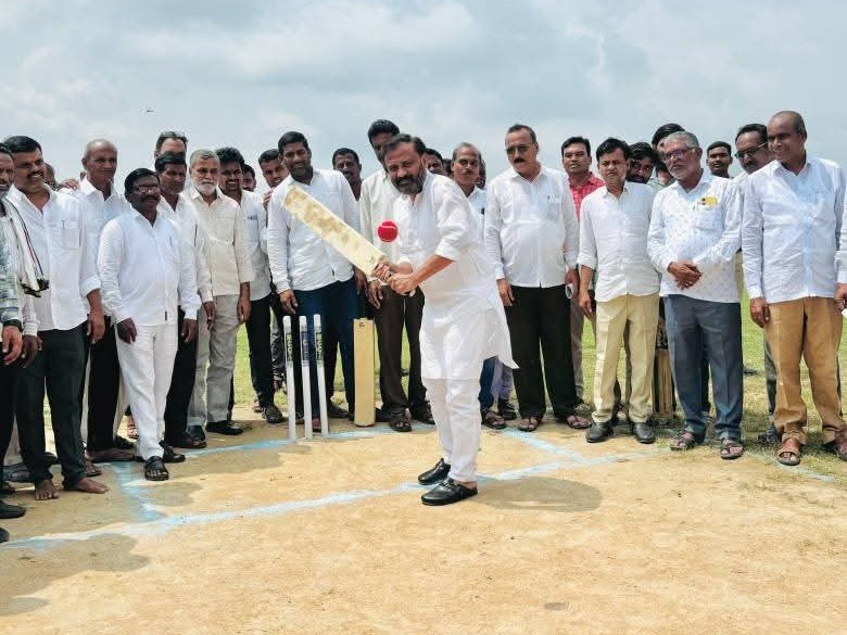 క్రికెట్ టోర్నమెంట్‌ని ప్రారంభించిన ఎమ్మెల్యే