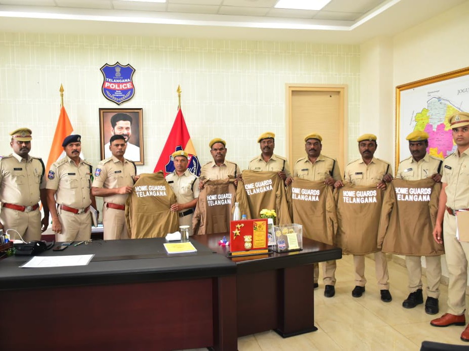 హోంగార్డులకు రెయిన్ కోట్లు అందజేసిన SP