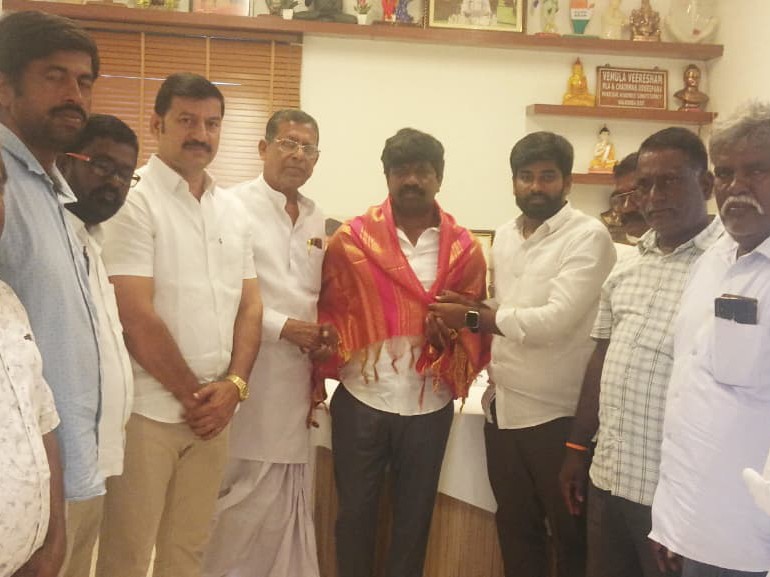 ఎమ్మెల్యేను కలిసిన వెలిమినేడు పాక్స్ పాలకవర్గం