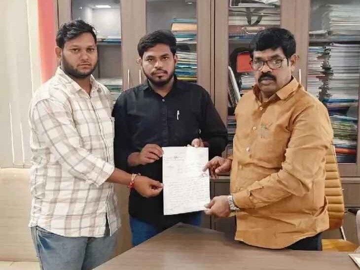 ‘ఫీజులు లేకుండా సర్టిఫికెట్లు ఇవ్వాలని వినతి’