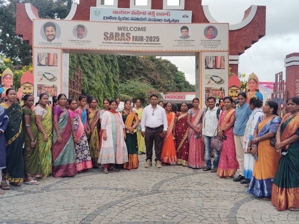 సరస్ మేళాలో మహిళా సంఘాల ఉత్పత్తుల ప్రదర్శన