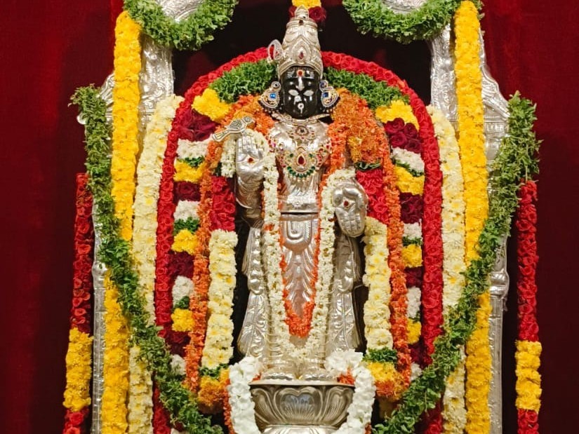 అర్ధ నాదీశ్వరి  దేవి అలంకరణలో కన్యకా పరమేశ్వరి