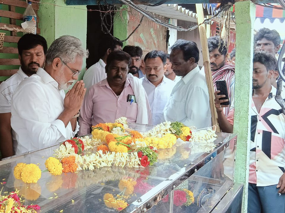 భౌతిక కాయనికి నివాళి అర్పించిన: మాజీ ఎమ్మెల్యే