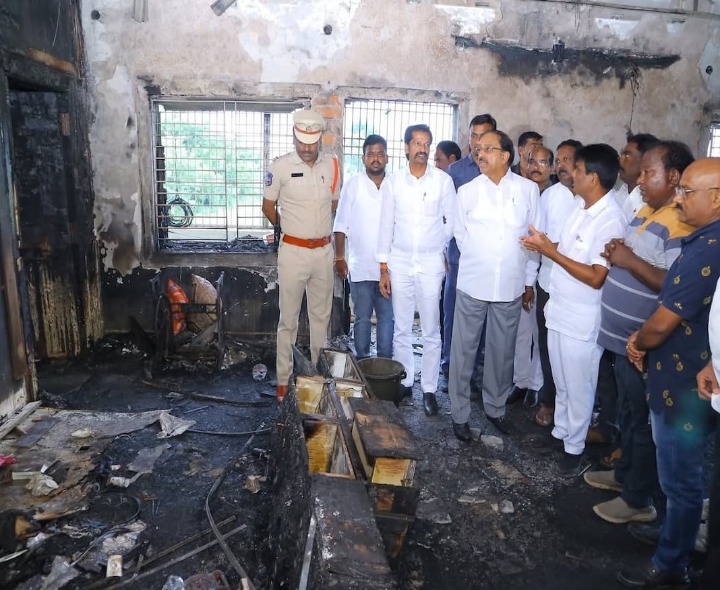 అగ్ని ప్రమాద ఘటన స్థలాన్ని పరిశీలించిన మంత్రి