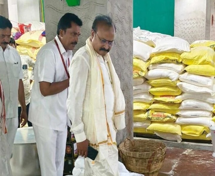 ‘ప్రసాదం తయారీని పరిశీలించిన కమిషనర్ ‘