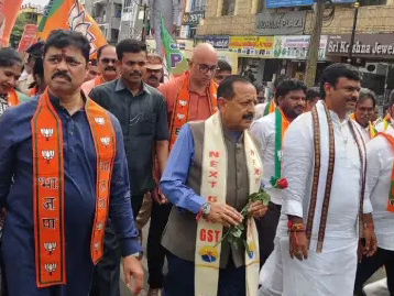 జీఎస్టీ తగ్గింపు సందర్భంగా బీజేపీ నాయకులు ర్యాలీ