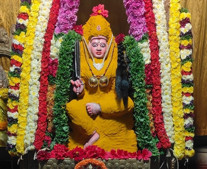 పసుపు అలంకరణలో కోర్టులో గంగమ్మ