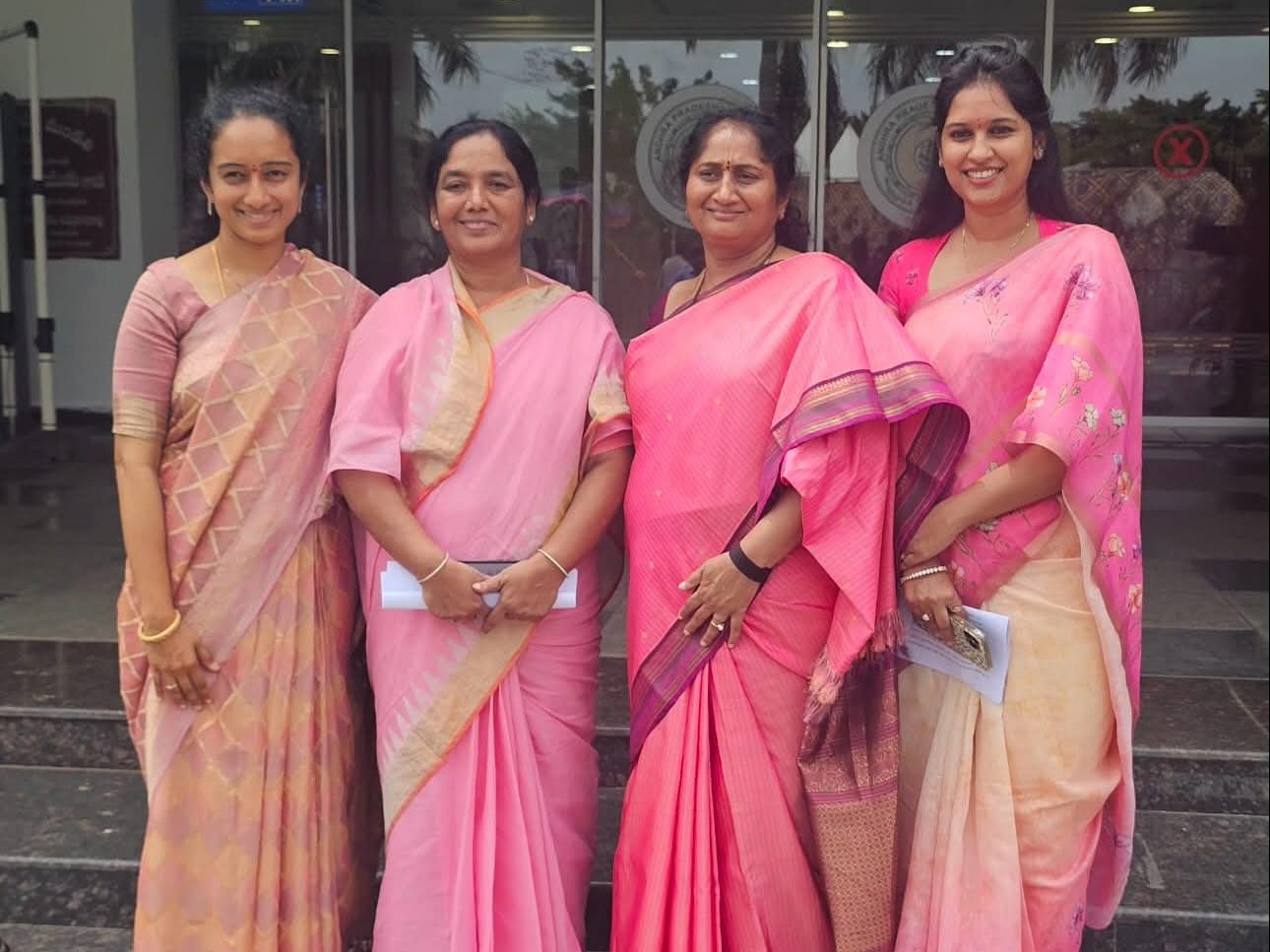 ఒకే ఫ్రేమ్‌లో జిల్లా మహిళా నేతలు
