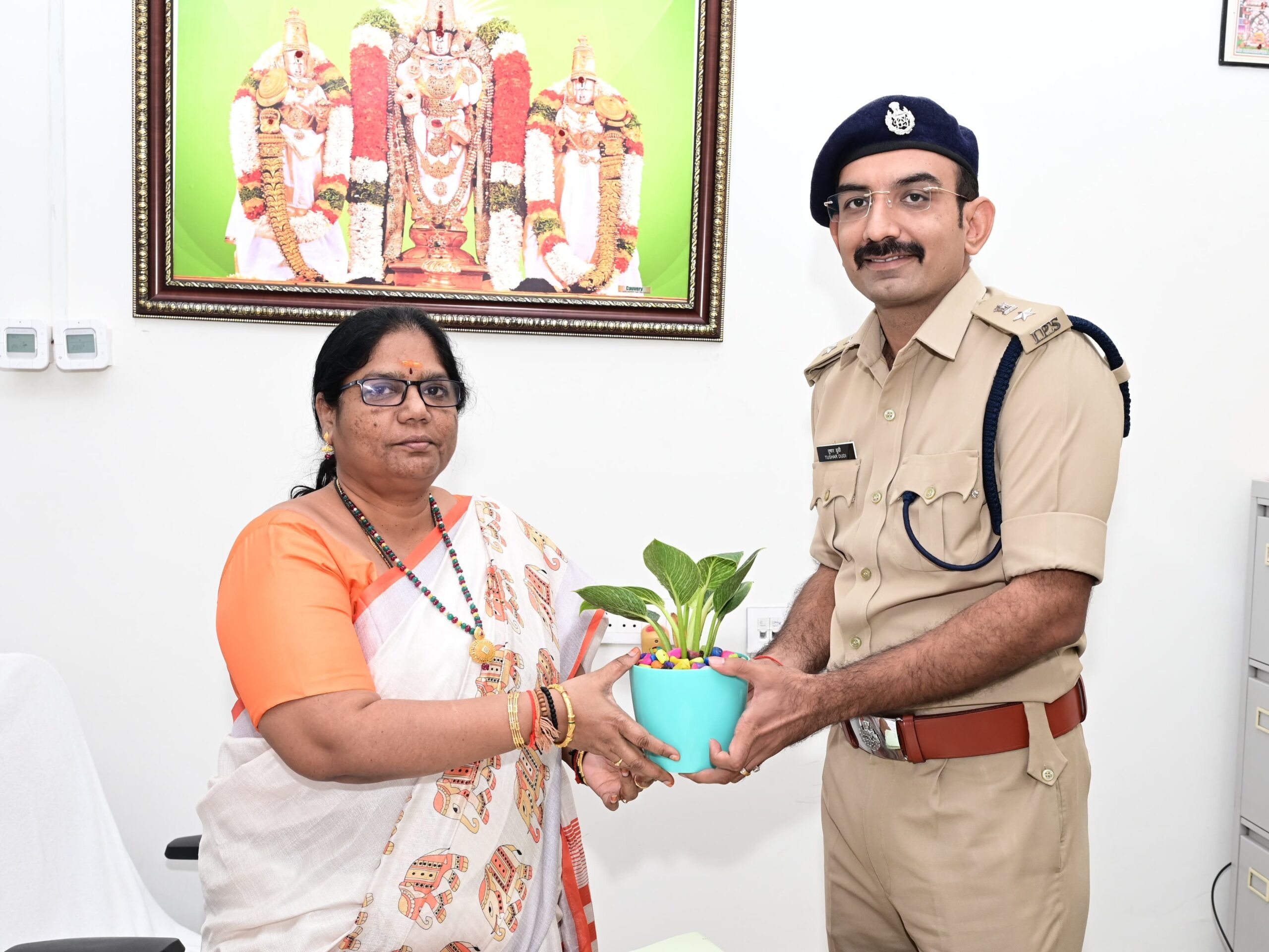 జిల్లా ప్రధాన న్యాయమూర్తిని కలిసిన ఎస్పీ