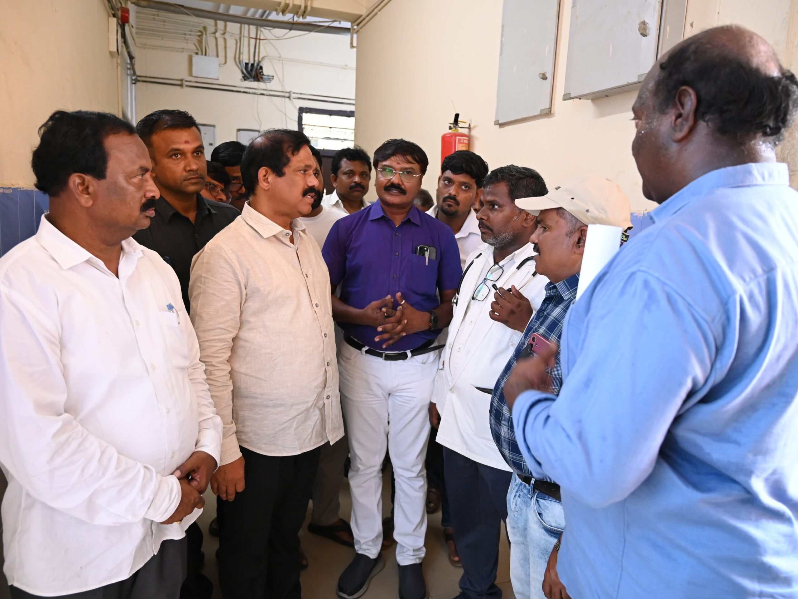 ఆసుపత్రిని తనిఖీ చేసిన ఎమ్మెల్యే