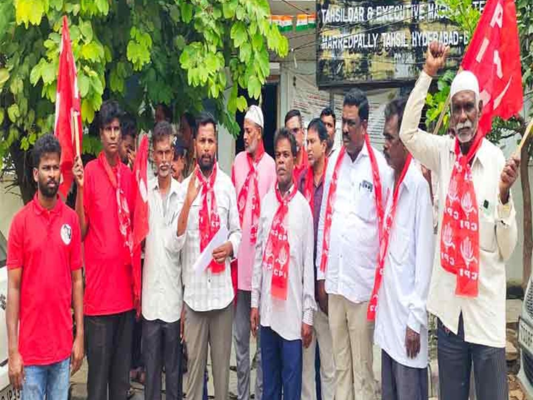 ఎమ్మార్వో కార్యాలయం ముందు ధర్నా